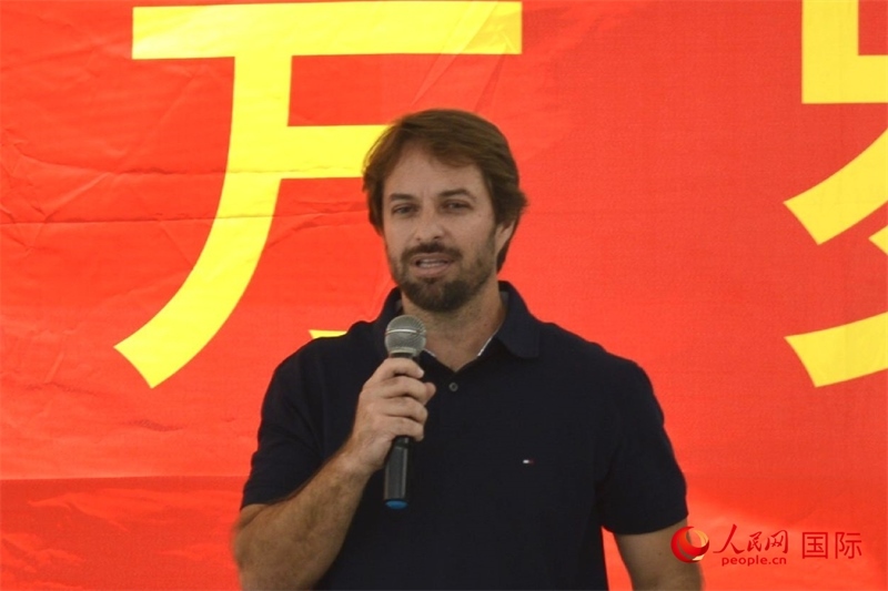 里約州環(huán)境與可持續(xù)發(fā)展廳副廳長(zhǎng)費(fèi)利佩·克魯奇克在捐贈(zèng)活動(dòng)上致辭。人民網(wǎng)記者 陳海琪攝