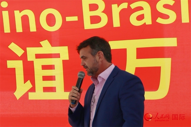 里約州國(guó)家環(huán)境研究所所長(zhǎng)雷納托·若爾當(dāng)在捐贈(zèng)活動(dòng)上致辭。人民網(wǎng)記者 陳海琪攝