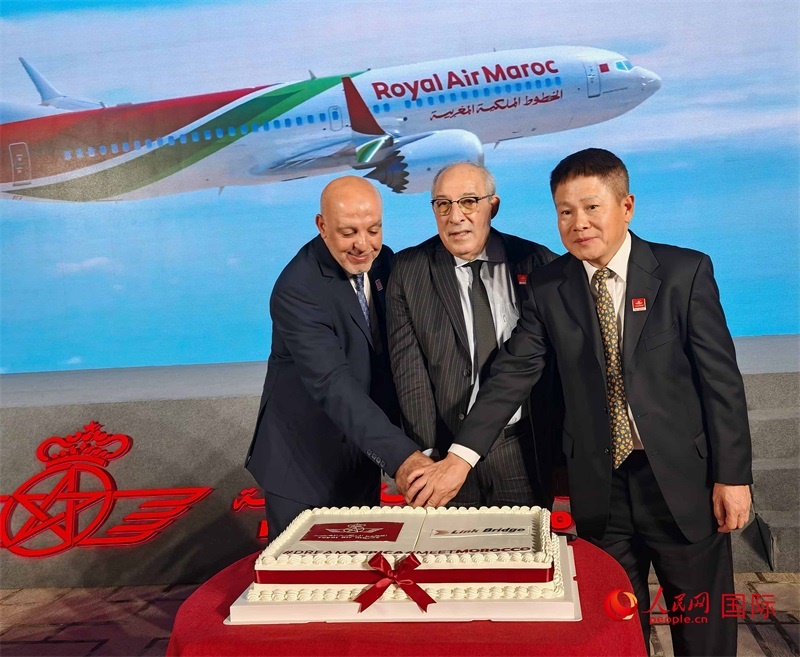 中摩雙方嘉賓共同切蛋糕，慶祝兩國直飛復(fù)航。人民網(wǎng)記者 李琰攝