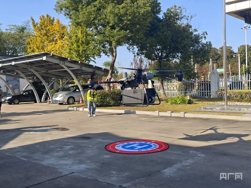 南京殷巷收費站裝載500張通行卡的無人機起飛（央廣網(wǎng)記者 王錫斐 攝）