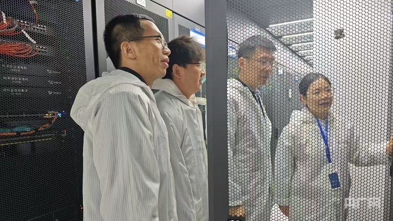 陳平平和團隊在實驗室設備機房開展創(chuàng)新網(wǎng)絡測試驗證（央廣網(wǎng)記者 王錫斐 攝）