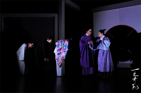 《一文奇冤》劇照。中國(guó)國(guó)家話劇院供圖