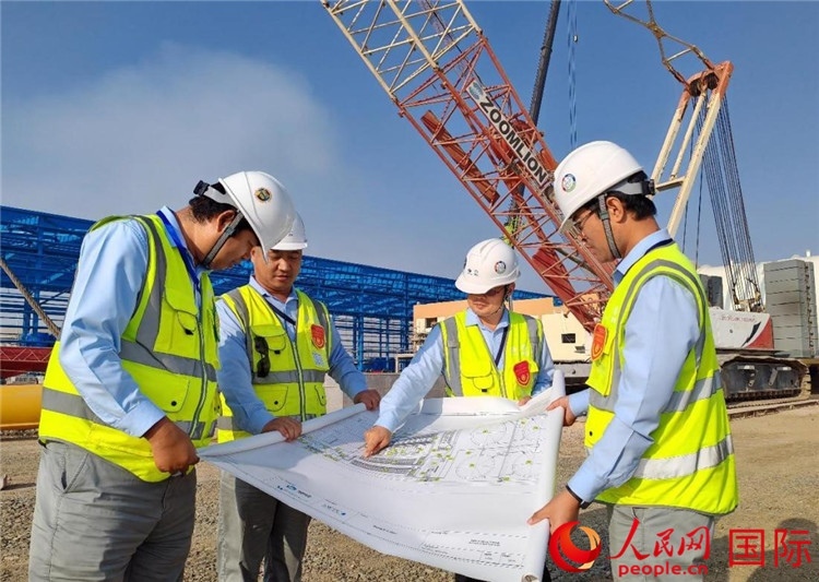 管理團隊現(xiàn)場查看項目進展。人民網(wǎng)記者 管克江攝