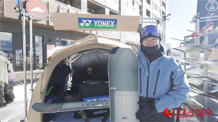 大塚幸博向記者展示滑雪板。人民網記者 袁蒙攝