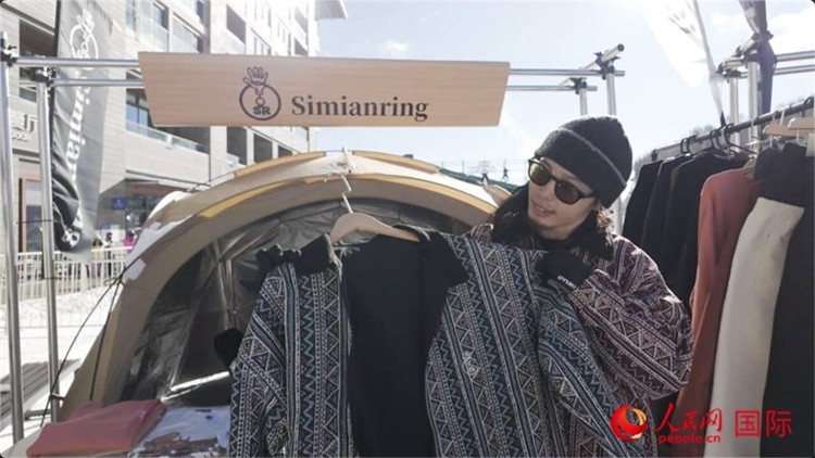 藤田周正在展示自己設計的滑雪服。人民網記者 袁蒙攝