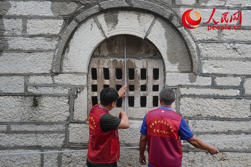 9月14日，山東青州，文物普查隊(duì)員正在實(shí)地調(diào)查。人民網(wǎng)記者 韋衍行攝