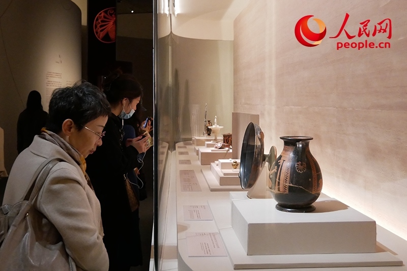 11月13日，觀眾正在國博參觀“美的多元——古希臘的藝術(shù)與生活”展。人民網(wǎng)記者 韋衍行攝