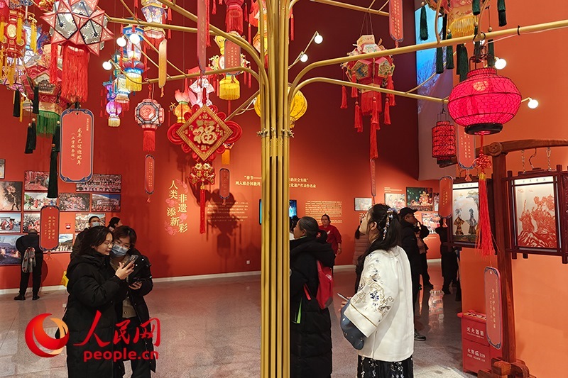 12月21日，觀眾正在參觀“過年——春節(jié)主題展”。人民網(wǎng)記者 韋衍行攝