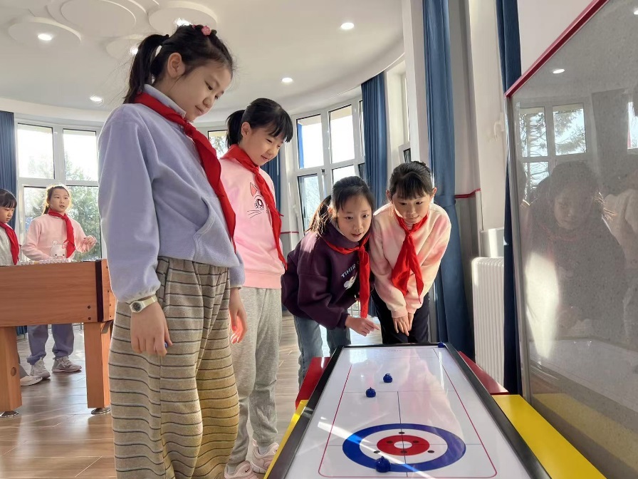 學(xué)生們?cè)谏傧汝?duì)大廳進(jìn)行課間活動(dòng)。人民網(wǎng) 白炅攝