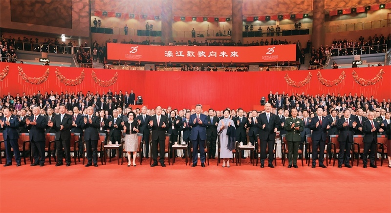 2024年12月19日晚，慶祝澳門回歸祖國25周年文藝晚會在澳門東亞運動會體育館舉行。中共中央總書記、國家主席、中央軍委主席習近平觀看演出。晚會最后，習近平同全場觀眾一起高唱《歌唱祖國》。 新華社記者 丁林/攝