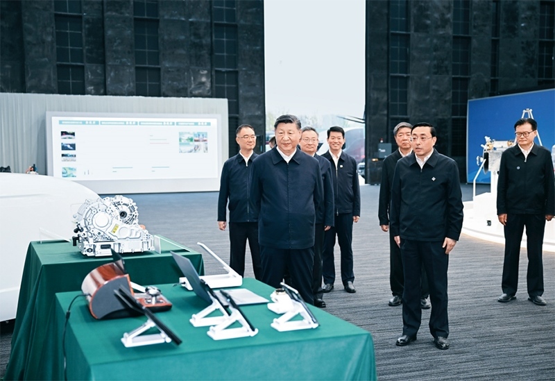 2024年10月17日至18日，中共中央總書記、國家主席、中央軍委主席習近平在安徽考察。這是17日下午，習近平在合肥濱湖科學城察看安徽省重大科技創(chuàng)新成果集中展示。 新華社記者 謝環(huán)馳/攝