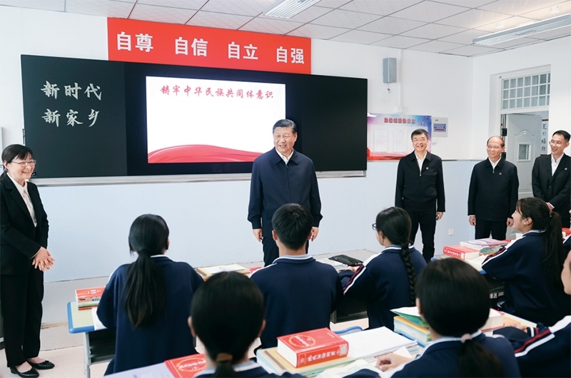 2024年6月18日至19日，中共中央總書記、國家主席、中央軍委主席習近平在青海考察。這是18日下午，習近平在果洛西寧民族中學高一（1）班觀摩“新時代、新家鄉(xiāng)”主題思政課。 新華社記者 鞠鵬/攝