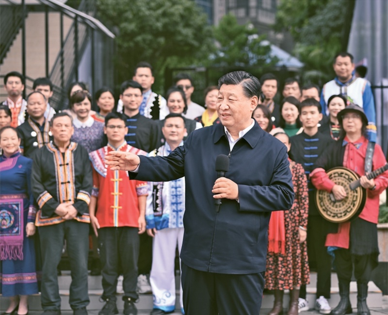 2023年12月14日至15日，中共中央總書記、國家主席、中央軍委主席習近平在廣西考察。這是14日上午，習近平在南寧市良慶區(qū)蟠龍社區(qū)考察時，同社區(qū)各族群眾親切交流。 新華社記者 燕雁/攝