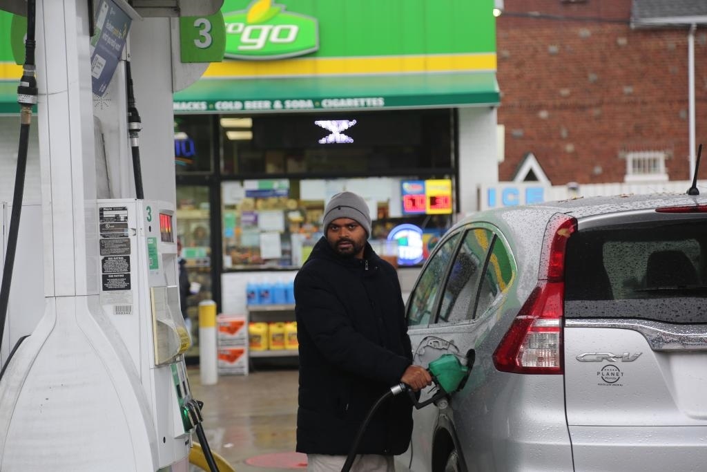 2024年12月11日，一名男子在美國紐約一處加油站加油。新華社記者劉亞南 攝