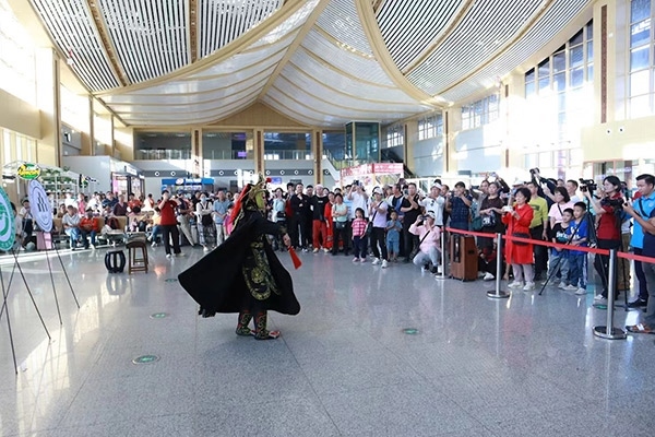 演員在中老鐵路瑯勃拉邦車(chē)站表演節(jié)目。蓬屏攝