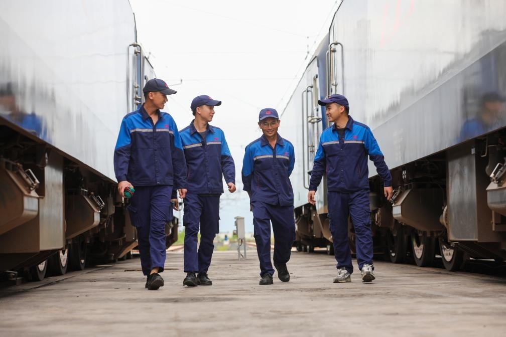 2024年9月9日，來(lái)自中國(guó)、老撾的師徒4人在中老鐵路萬(wàn)象運(yùn)營(yíng)管理中心的機(jī)車(chē)檢修庫(kù)內(nèi)。新華社發(fā)（楊永全攝）