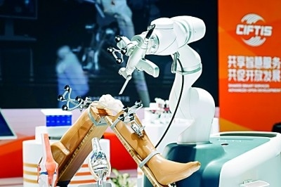 2024年中國國際服務貿(mào)易交易會上展出的人工智能骨科手術(shù)機器人。新華社發(fā)