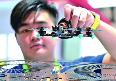 在首屆晉江科技成果轉(zhuǎn)化對(duì)接洽談會(huì)智能裝備展位，工作人員在展示無(wú)人機(jī)研究成果。新華社發(fā)