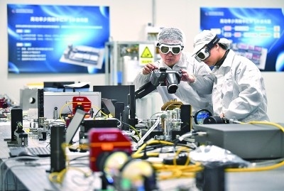 科研人員在中國(guó)科學(xué)院西安光學(xué)精密機(jī)械研究所阿秒科學(xué)與技術(shù)研究中心做實(shí)驗(yàn)。新華社發(fā)