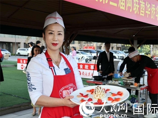 一名參賽選手展示冷盤“荷塘月色”。人民網(wǎng)記者 管克江攝