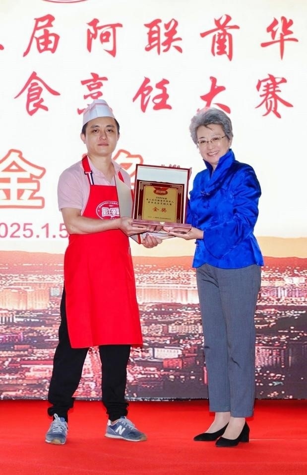 中國駐迪拜總領(lǐng)事歐渤芊（右）為金獎(jiǎng)獲得者頒獎(jiǎng)。主辦方供圖