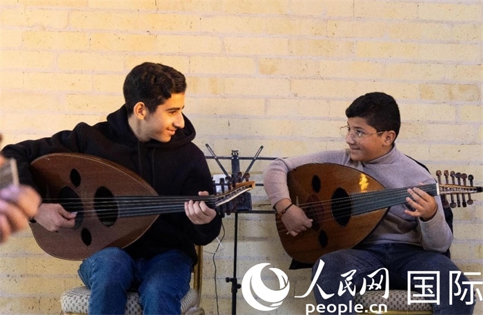 兩名年輕的烏德琴學(xué)員。人民網(wǎng) 伊納斯·易卜拉欣攝