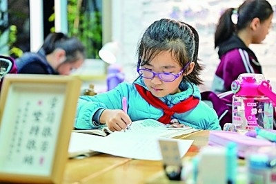 在河南洛陽市澗西區(qū)長安路街道長安路二社區(qū)共享自習(xí)室內(nèi)，孩子們在學(xué)習(xí)。李衛(wèi)超攝/光明圖片