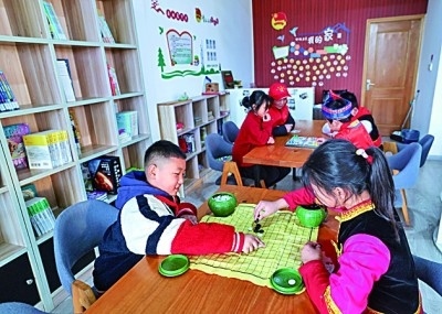 浙江岱山縣秀山鄉(xiāng)秀南村“民生小鋪”里，放學(xué)后的小學(xué)生在下棋。新華社發(fā)