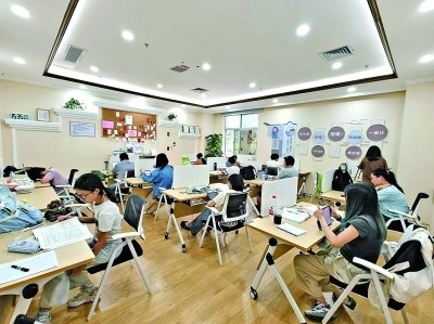 廣東深圳市龍崗區(qū)黨群服務(wù)中心開設(shè)的共享自習(xí)室一景。受訪者供圖