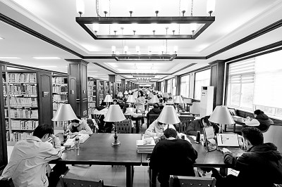 重慶大學(xué)圖書館，大學(xué)生們正在讀書學(xué)習(xí)。孫凱芳攝/光明圖片