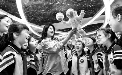 河北省邯鄲市邯山區(qū)實驗小學(xué)老師向?qū)W生們介紹航空航天知識。郝群英攝/光明圖片