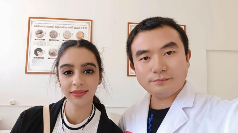 康復(fù)后的阿斯瑪與中國(guó)醫(yī)生梁敏。中國(guó)援阿爾及利亞醫(yī)療隊(duì)供圖