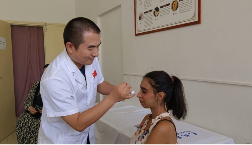 中國(guó)醫(yī)生為患者針灸治療。中國(guó)援阿爾及利亞醫(yī)療隊(duì)供圖