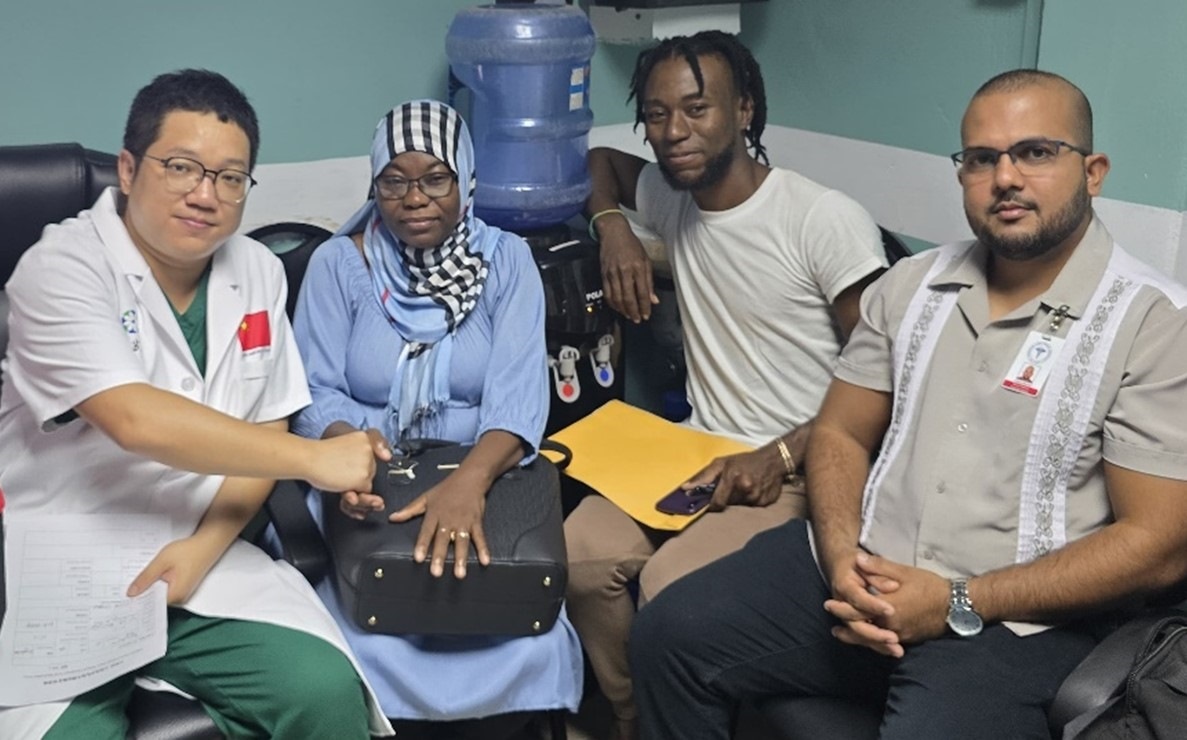 第20期中國(guó)援圭亞那醫(yī)療隊(duì)成員與患者及其家屬合影。第20期中國(guó)援圭亞那醫(yī)療隊(duì)供圖