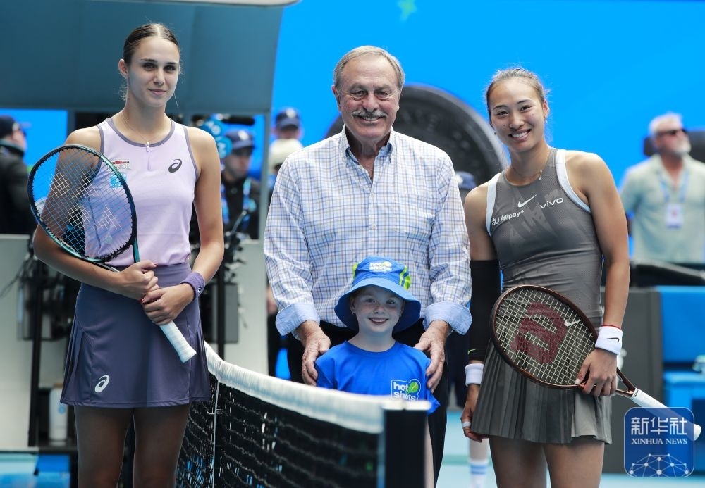 ↑鄭欽文（右）、托多尼（左）在比賽前與澳大利亞網(wǎng)球名將約翰·紐康姆合影。新華社記者 馬平 攝
