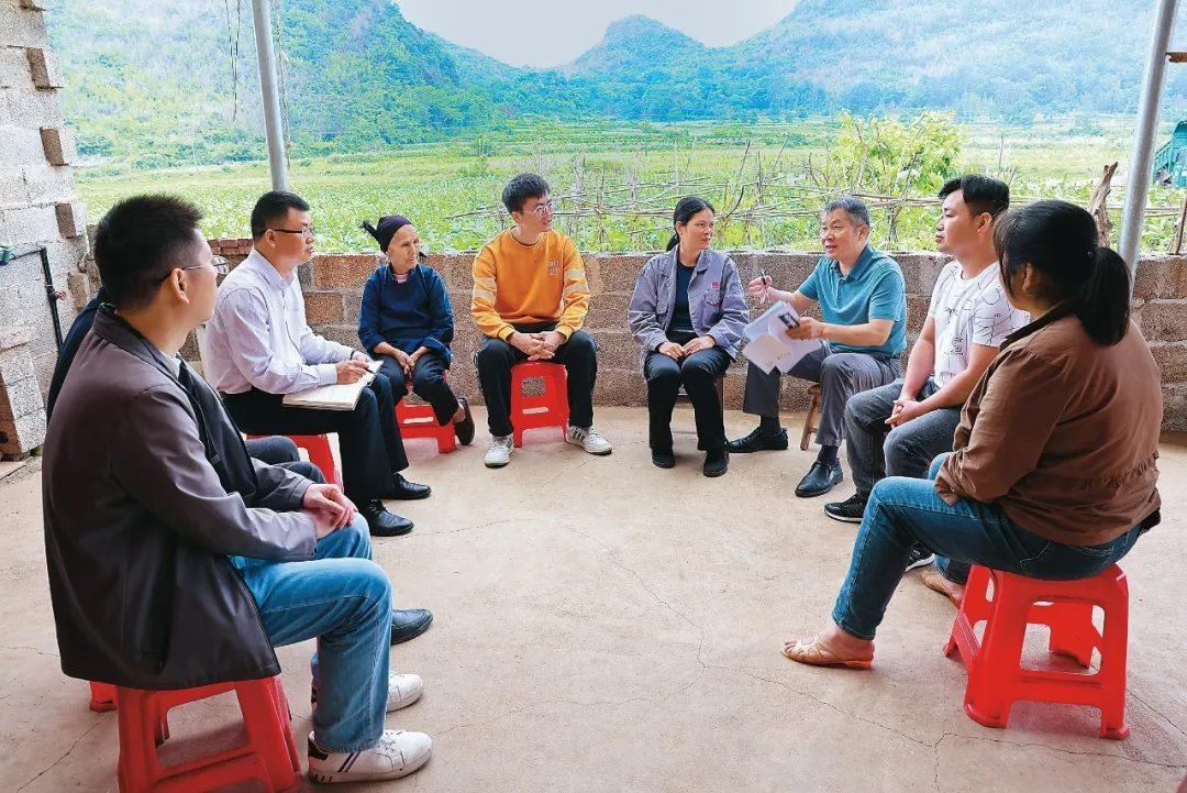 △法學(xué)會(huì)法律咨詢(xún)專(zhuān)家等入戶(hù)走訪(fǎng)、調(diào)解糾紛。