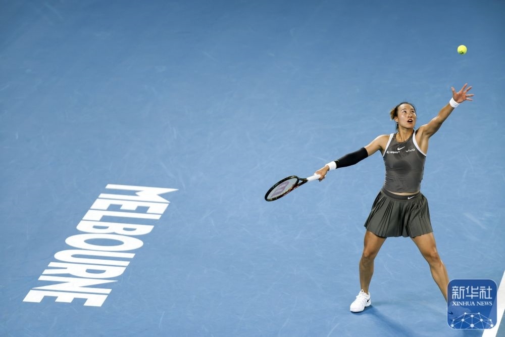 ↑鄭欽文在比賽中發(fā)球。新華社記者 馬平 攝