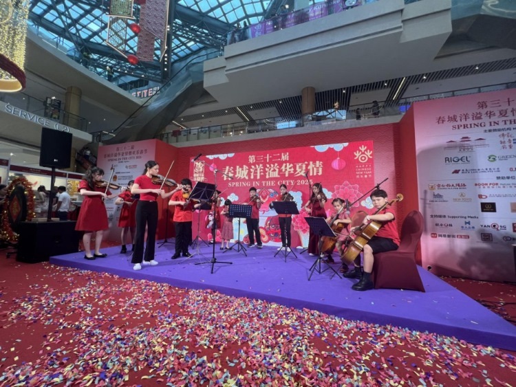 來自中國和新加坡的藝術(shù)團(tuán)體聯(lián)袂表演了歌舞、器樂、武術(shù)、雜技等多種形式的文藝節(jié)目?；顒?dòng)主辦方供圖