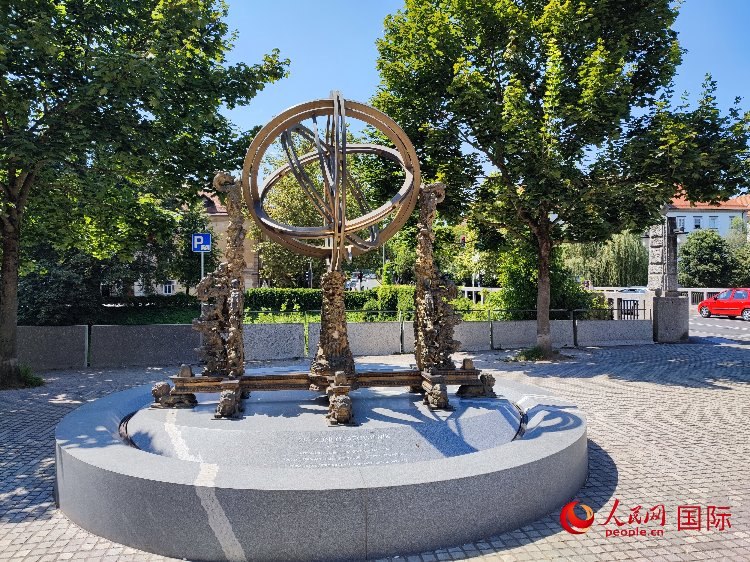 位于盧布爾雅那古城中心河畔的中斯友好紀念碑。人民網(wǎng)記者 謝亞宏攝