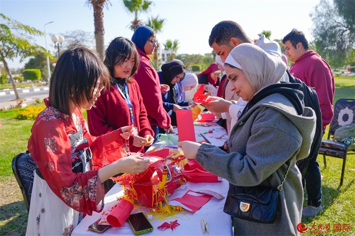 學(xué)生們踴躍參與中國文化體驗(yàn)活動。人民網(wǎng) 塔里克·易卜拉欣攝