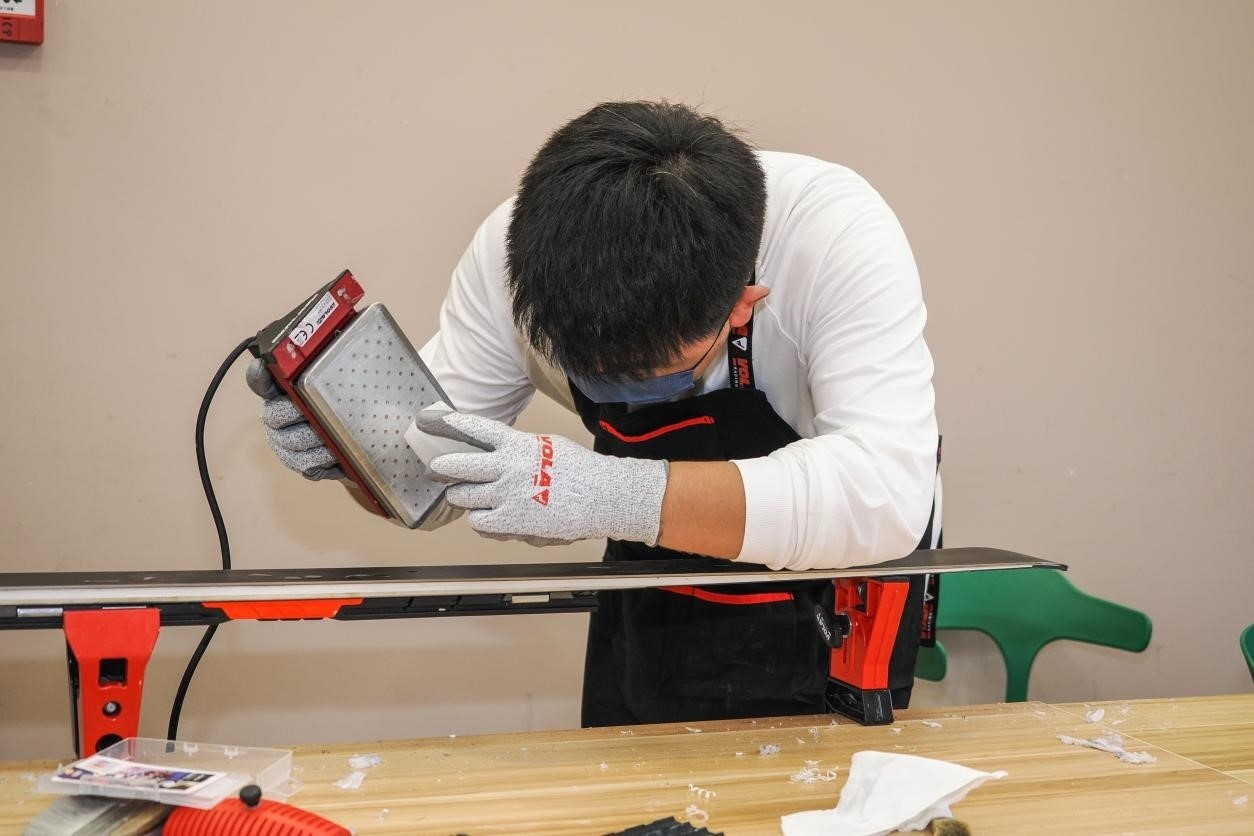 米嘉軒正在給雪板打蠟。受訪者供圖