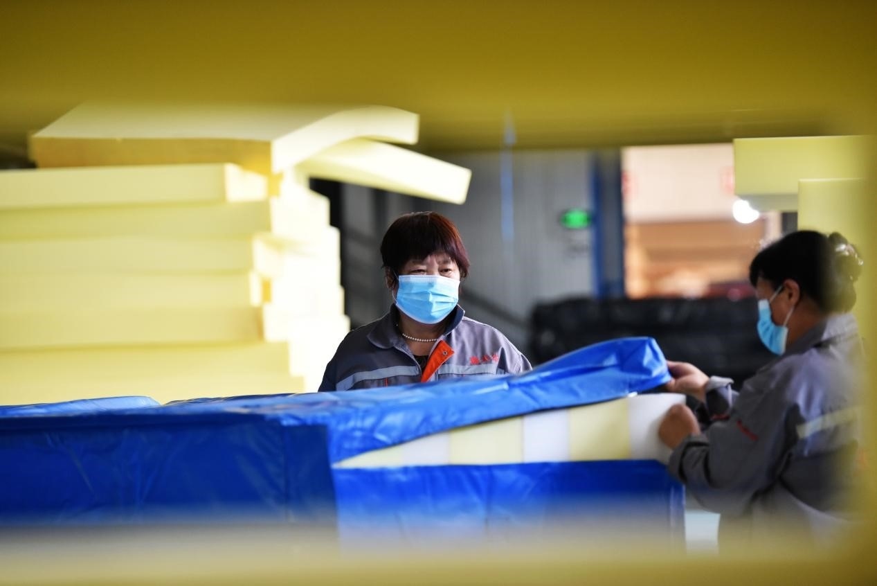 定州市某公司生產(chǎn)的短道速滑防護墊、速度滑冰防護墊、雪上防護墊等產(chǎn)品。白永民攝