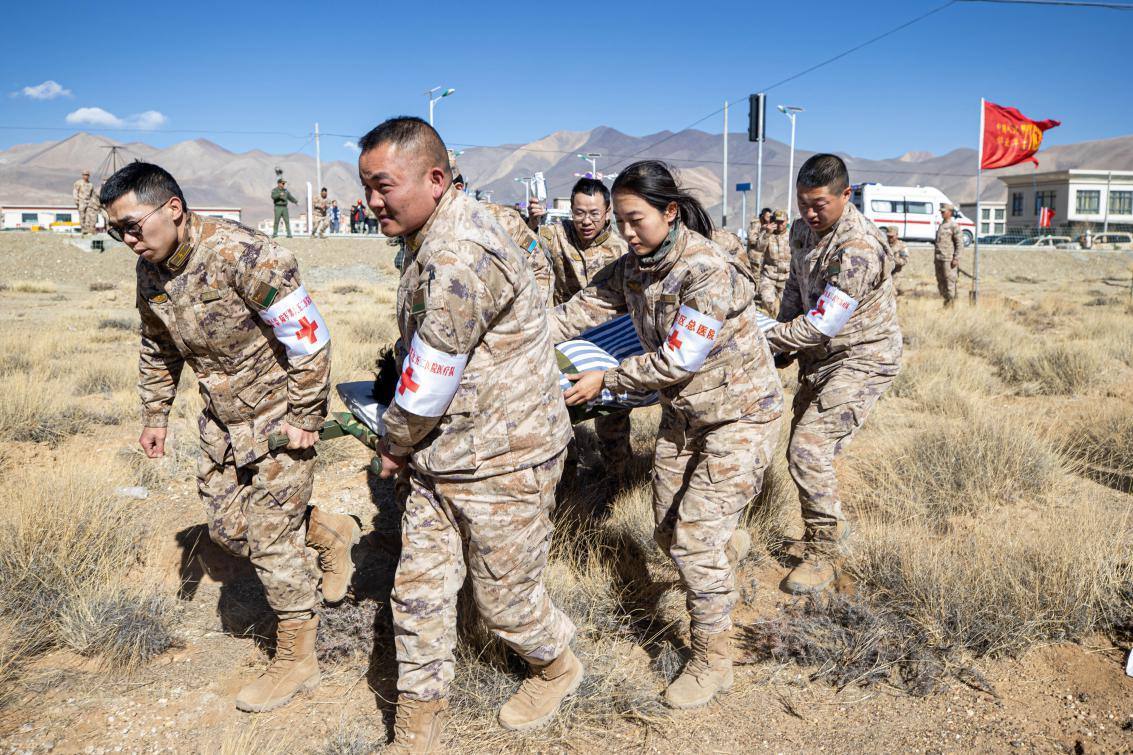 1月9日，日喀則定日縣長所鄉(xiāng)，西藏軍區(qū)總醫(yī)院醫(yī)療隊隊員將受傷村民用擔架從救護車準備抬上直升機，轉運至拉薩的西藏軍區(qū)總醫(yī)院救治。人民日報記者張武軍攝
