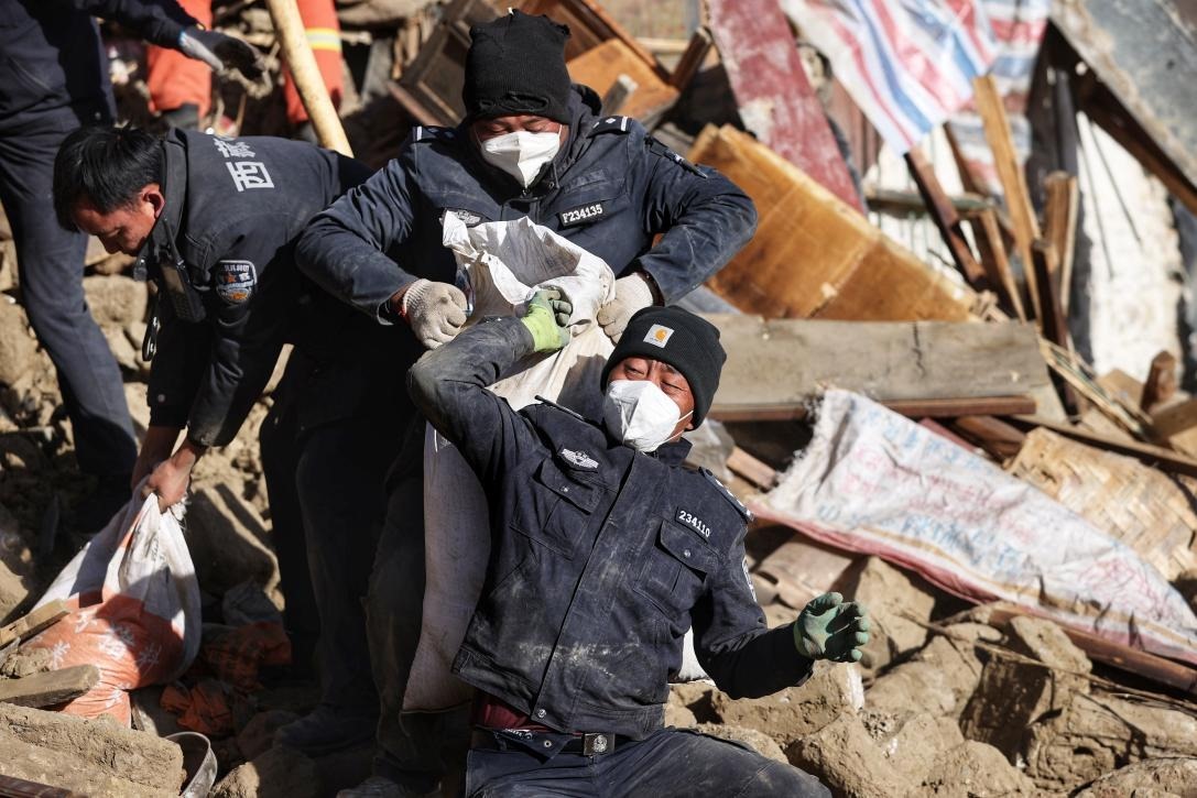 1月9日，定日縣長所鄉(xiāng)古榮村，日喀則市公安局民警協(xié)助受災群眾清理廢墟。 環(huán)球時報記者 崔萌攝