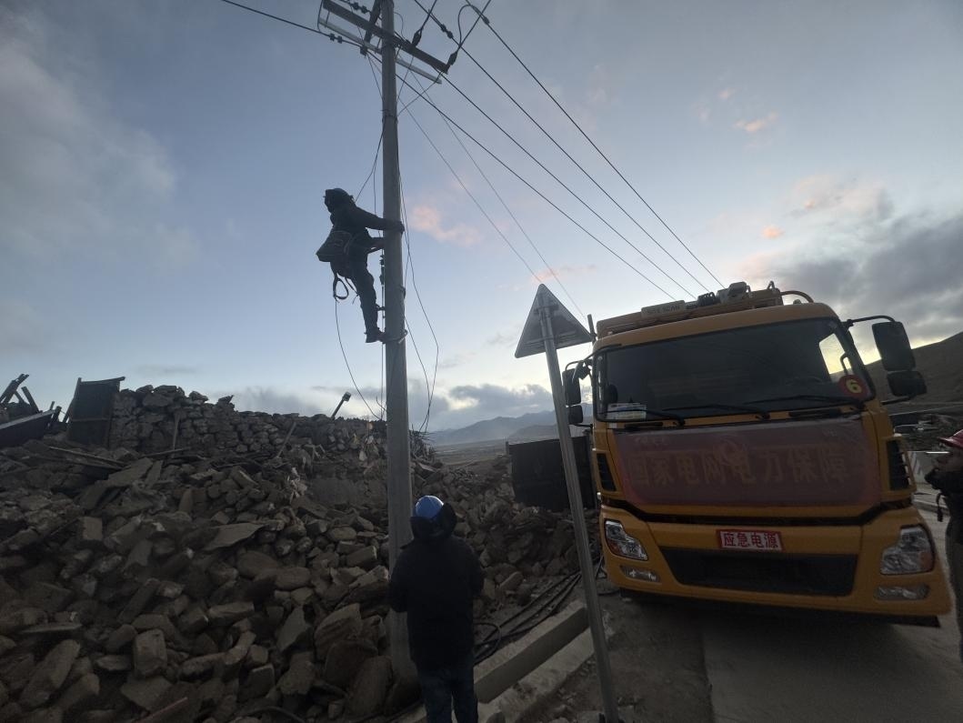 1月10日，定日縣長所鄉(xiāng)，國家電網(wǎng)西藏電力員工正在搶修災區(qū)受損線路。人民日報記者宋豪新攝