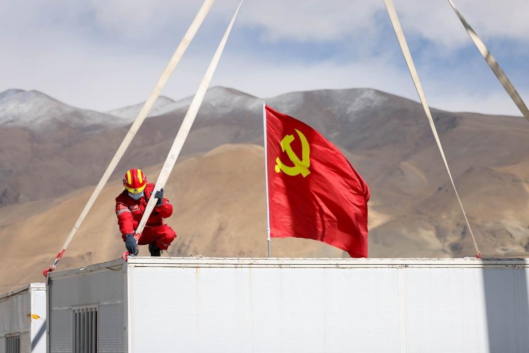 1月13日，定日縣長所鄉(xiāng)嘎布村安置點，中國安能三局成都基地支援震區(qū)的黨員突擊隊隊員在搭建活動板房。人民日報記者張武軍攝