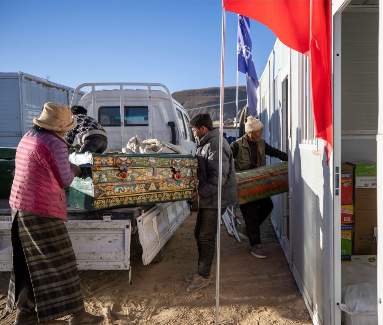 1月11日，西藏定日縣曲洛鄉(xiāng)措昂村，首批入住活動板房的村民正在搬運物品，為入住做準備。人民日報記者張武軍攝