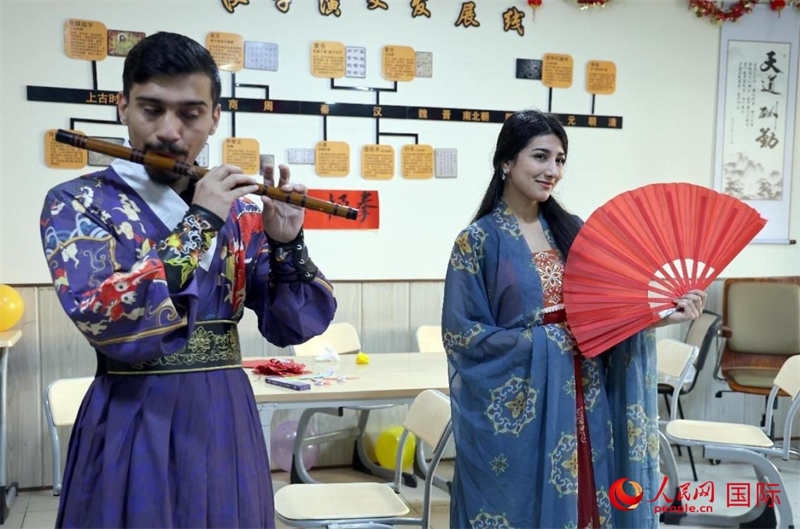 薩拉赫丁大學(xué)中文系學(xué)生們展示才藝。人民網(wǎng)伊納斯·易卜拉欣攝