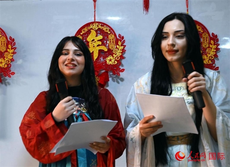 活動(dòng)由中文系學(xué)生主持。人民網(wǎng)伊納斯·易卜拉欣攝