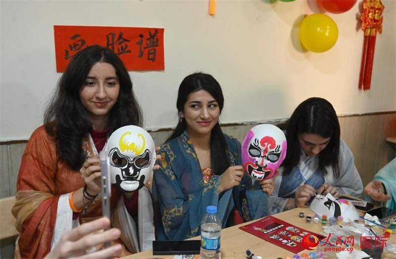 畫臉譜。人民網(wǎng)伊納斯·易卜拉欣攝